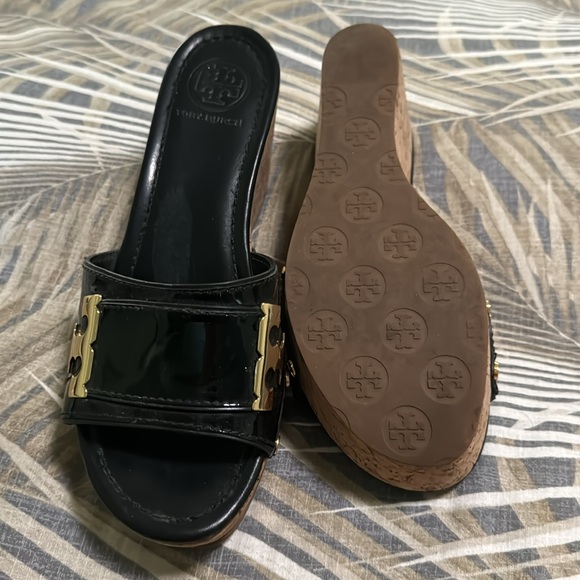 Tory Burch Pamela Wedge Sandals Black Patent 8 - Picture 4 of 5